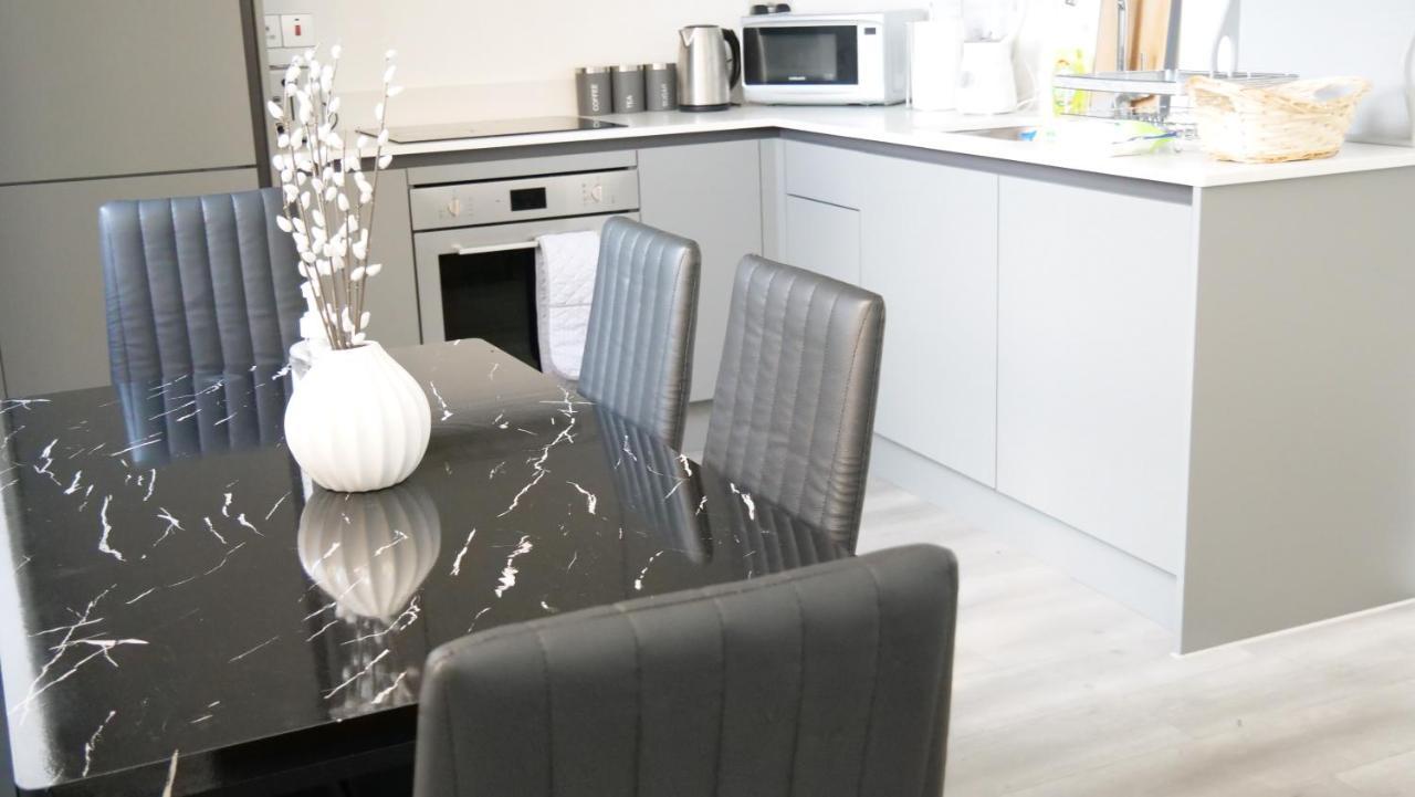 Stylish 2 Bedrooms, 2 Bathrooms With Workspace In Milton Keynes Exterior foto