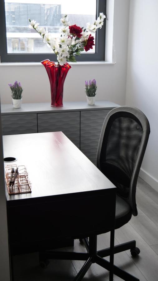 Stylish 2 Bedrooms, 2 Bathrooms With Workspace In Milton Keynes Exterior foto